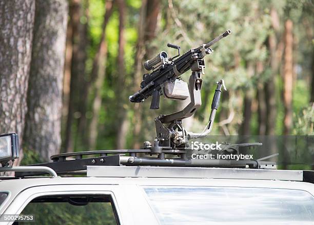 Nahaufnahme Auf Dem Maschinengewehr In Dem Dach Des Auto Stockfoto und mehr Bilder von Abfeuern