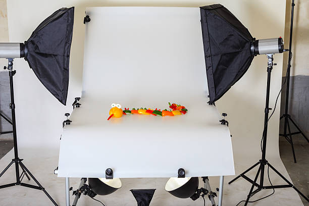 foto tisch für produkt fotografie in einem studio - studio shot flash stock-fotos und bilder