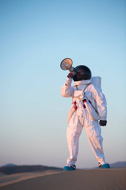 astronauta stać na wydmy z megafon - sand dune audio zdjęcia i obrazy z banku zdjęć