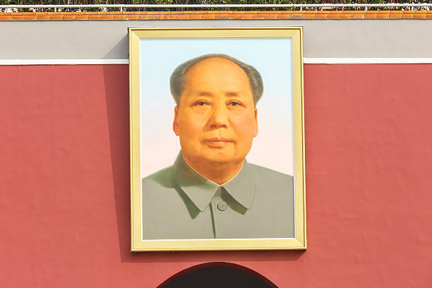 tiananmen davanti sospensione di mao zedong del ritratto, a pechino, cina - mao tse tung foto e immagini stock