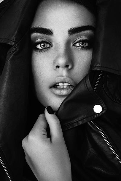 linda garota muffle em uma jaqueta de couro - leather sensuality women jacket - fotografias e filmes do acervo
