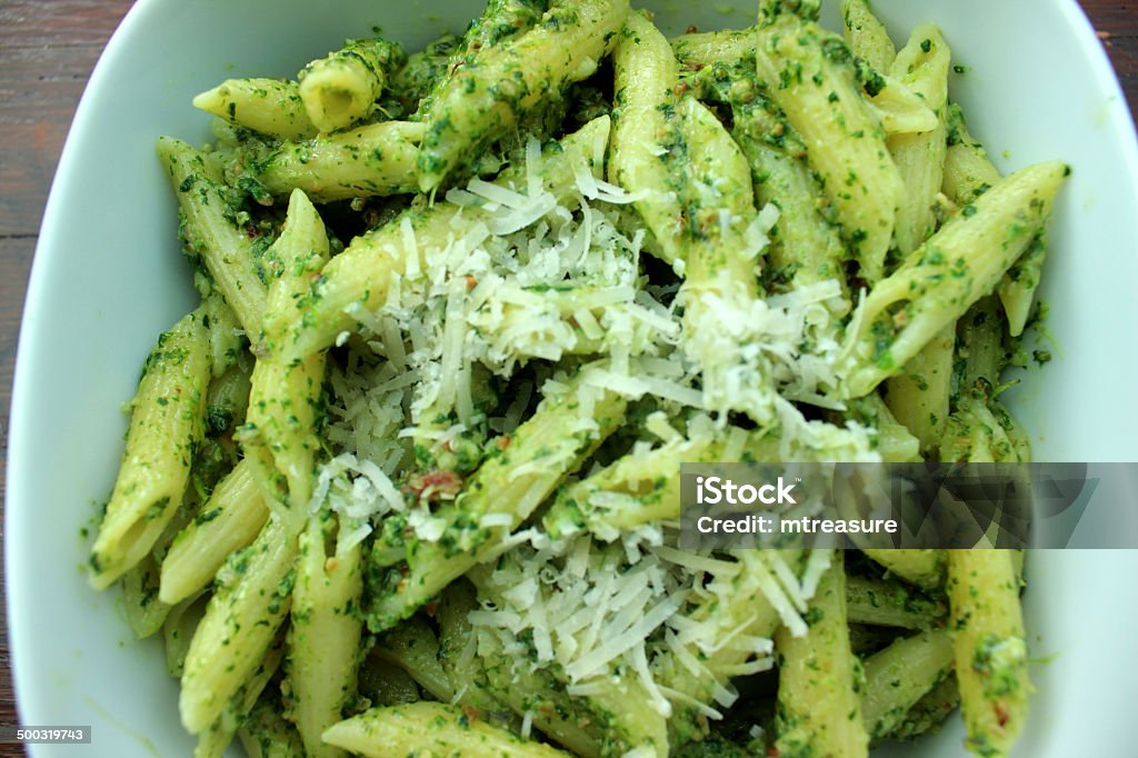 Bild von pasta mit pesto in Weiß Schüssel, geriebenen parmesan - Lizenzfrei Nudeln Stock-Foto