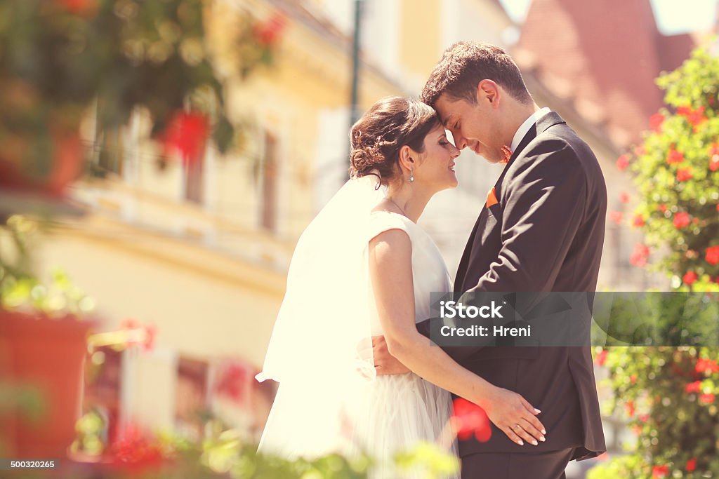 Novia y el novio en la ciudad - Foto de stock de Adulto libre de derechos