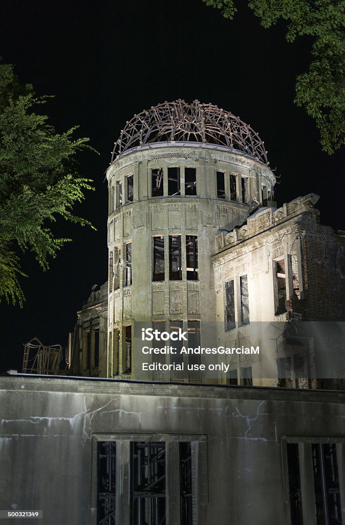 広島原爆ドーム記念の夜 - ひびが入ったのロイヤリティフリーストックフォト