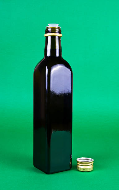 verde oliva bottiglia e tappo - healthy eating green studio shot vertical foto e immagini stock