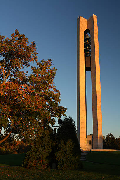 bell tower.  acción de carillon.  dayton, ohio - carillon fotografías e imágenes de stock