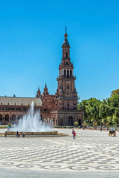 turm der plaza españa. - seville sevilla fountain palacio espanol stock-fotos und bilder