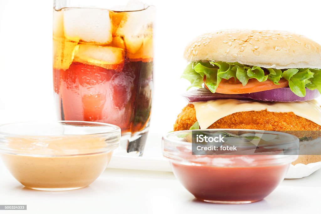 Chickenburger und Glas cola mit Eis - Lizenzfrei Brotsorte Stock-Foto