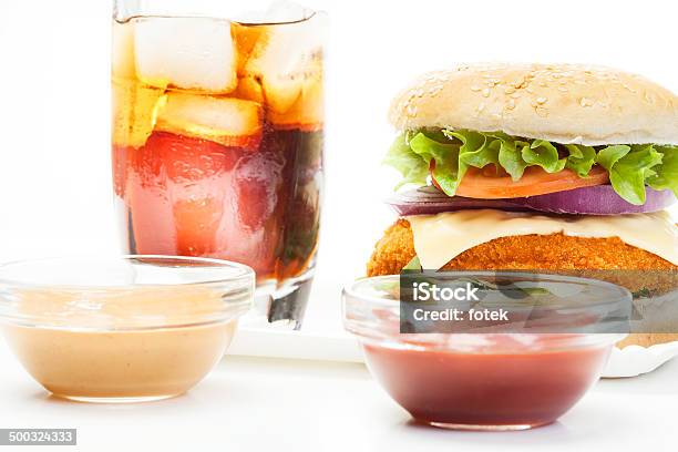 Chickenburger Und Glas Cola Mit Eis Stockfoto und mehr Bilder von Brotsorte - Brotsorte, Brötchen, Burger