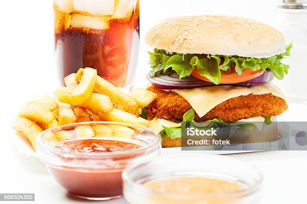 Foto de Chickenburger E Vidro De Cola Com Gelo e mais fotos de stock de Alface - Alface, Alimentação Saudável, Bebida