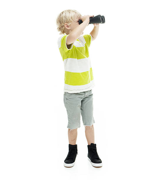 mały chłopiec wyszukiwanie z dwojga oczu - little boys discovery binoculars child zdjęcia i obrazy z banku zdjęć
