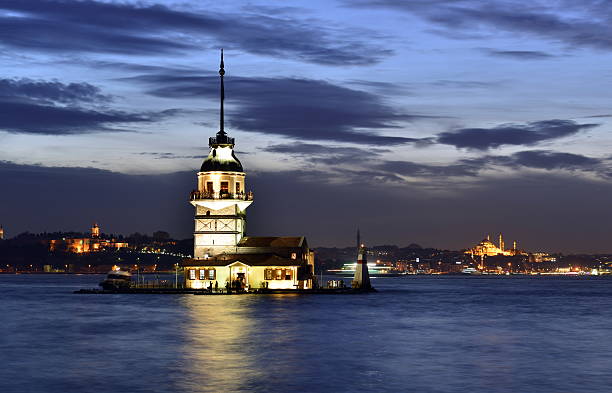 la tour de léandre - istanbul üsküdar maidens tower tower photos et images de collection