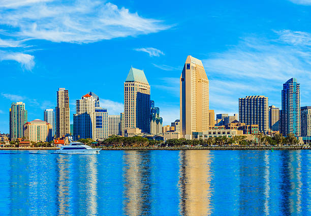 небоскребов сан-диего skyline waterfront и гавань, штат калифорния - san diego bay san diego california skyline waterfront стоковые фото и изображения