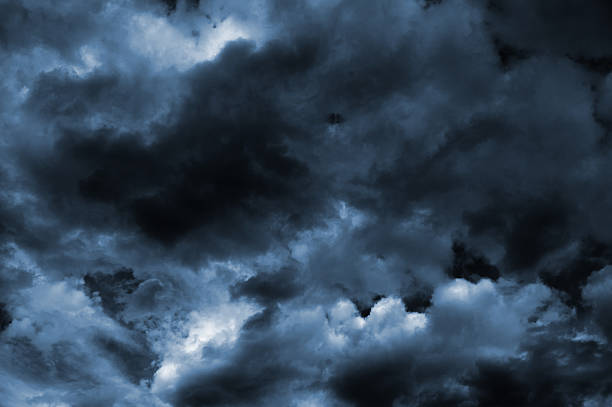 dunkle turbulenten storm unheilschwanger wolken - unheilschwanger stock-fotos und bilder
