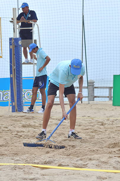 atleta está preparando para servir en el voleibol de playa - historical reenactment fun heat recreational pursuit fotografías e imágenes de stock