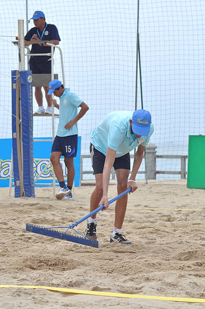 atleta está preparando para servir en el voleibol de playa - historical reenactment fun heat recreational pursuit fotografías e imágenes de stock