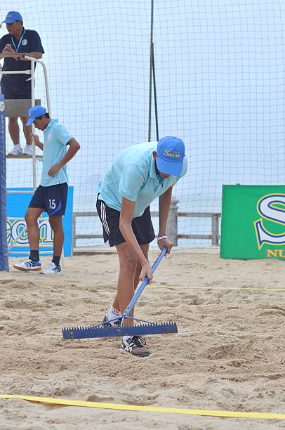 atleta está preparando para servir en el voleibol de playa - historical reenactment fun heat recreational pursuit fotografías e imágenes de stock