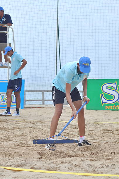 atleta está preparando para servir en el voleibol de playa - historical reenactment fun heat recreational pursuit fotografías e imágenes de stock