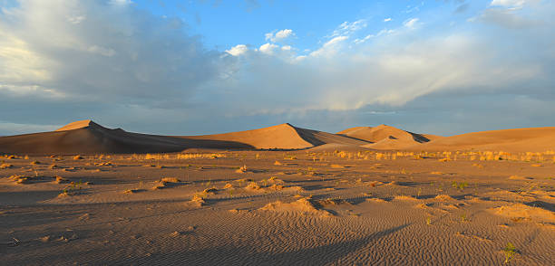 dune di sabbia lungo amargosa desert al tramonto - panoramic california mountain range southwest usa foto e immagini stock