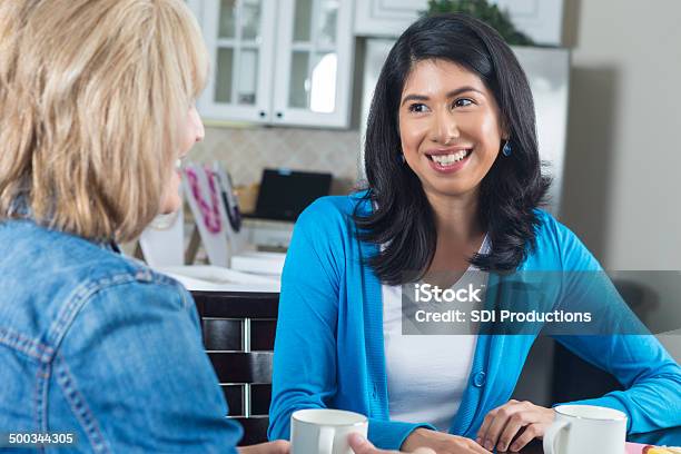 Frauen Mit Kaffee Zusammen Beim Verkauf Von Schmuck Stockfoto und mehr Bilder von Frauen