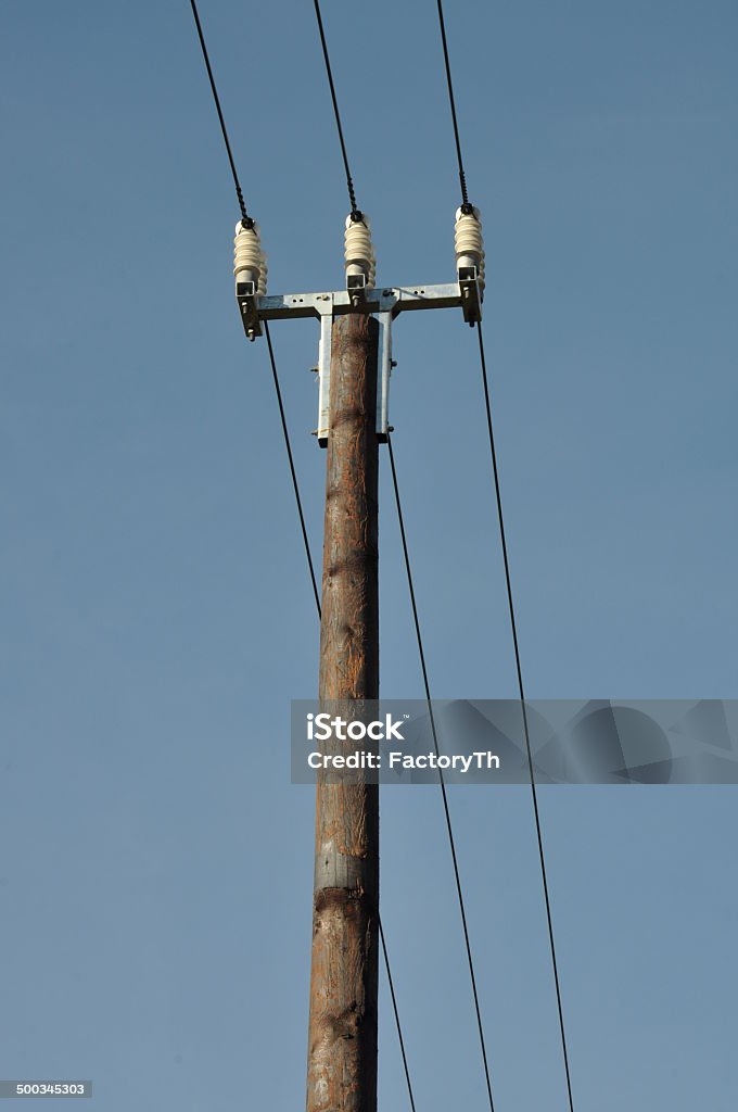 Palo di legno con linea di alimentazione elettrica - Foto stock royalty-free di Acciaio