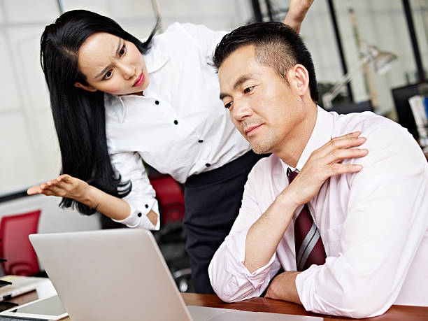 confundidos mulher de negócios asiáticos - rudeness manager emotional stress asian ethnicity - fotografias e filmes do acervo