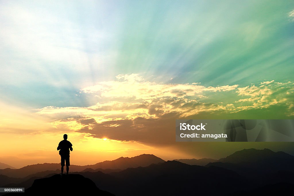 Hombre escalada en la montaña. - Foto de stock de Hombres libre de derechos