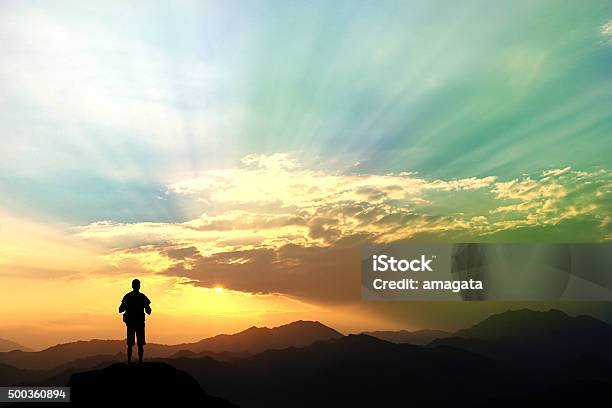 Hombre Escalada En La Montaña Foto de stock y más banco de imágenes de Hombres - Hombres, Salida del sol, Montaña