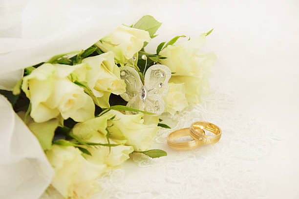 istock Bouquet of white roses and wedding rings 500361029