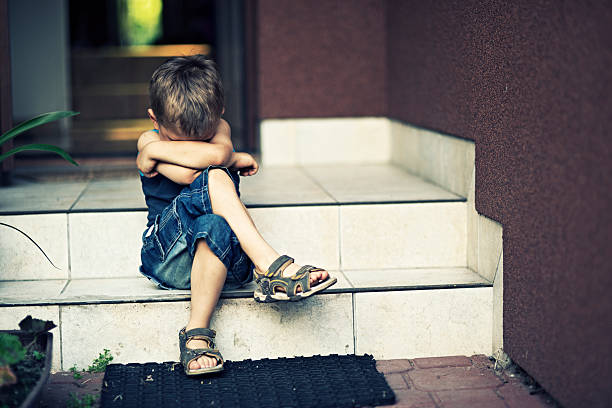 deprimido menino - sadness child little boys loneliness - fotografias e filmes do acervo