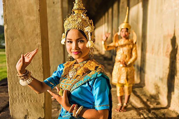 danse aspara animés à angkor wat - cambodia photos et images de collection