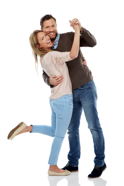 alegre pareja bailando sobre blanco - standing smiling two people 30s fotografías e imágenes de stock