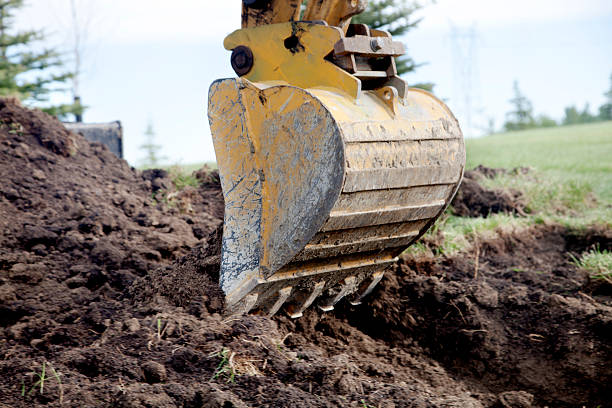 backhoe - earth mover digging land bulldozer fotografías e imágenes de stock