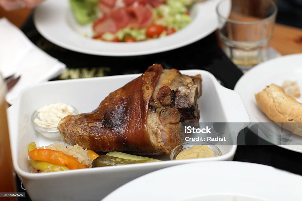 Wieprzowina pieczona w kolanie na talerzu - Zbiór zdjęć royalty-free (Bar - Lokal gastronomiczny)