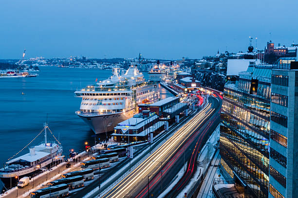 cruzeiro porto de ferries de estocolmo, suécia - stockholm harbor sweden winter imagens e fotografias de stock
