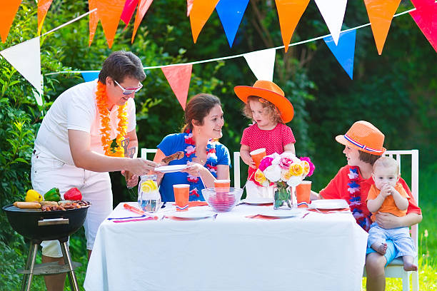 heureuse famille néerlandaise a grill fête dans le jardin - barbecue foot photos et images de collection