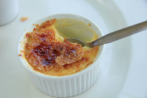 französische desserts: creme brã» lãe - brule stock-fotos und bilder