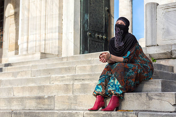 lady de estar decorada em estilo muçulmano mármore passos da mesquita azul - staircase steps istanbul turkey - fotografias e filmes do acervo
