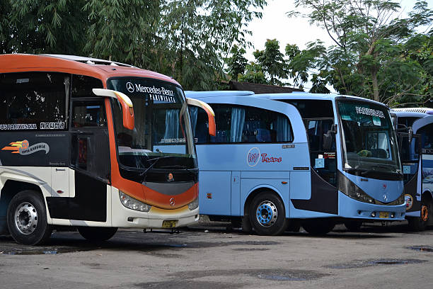 autobús estacionamiento sin servicio de valet - estación de autobús fotografías e imágenes de stock