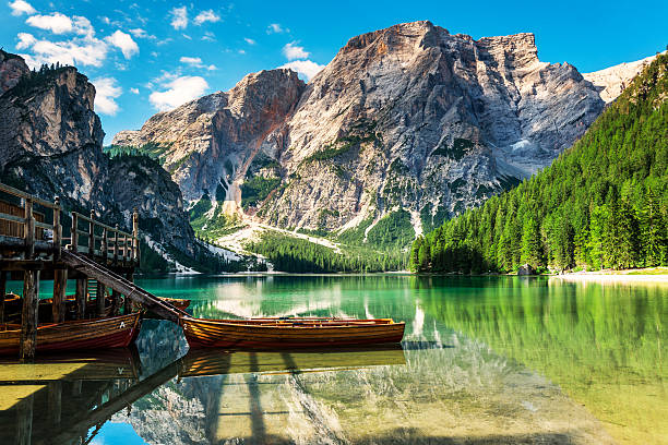 озеро braies (pragsersee) в южный тироль летом - mountain rock sun european alps стоковые фото и изображения