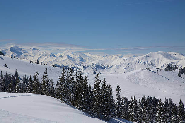 winterliches bergpanorama 짤츠불게 란트 - skiurlaub 뉴스 사진 이미지