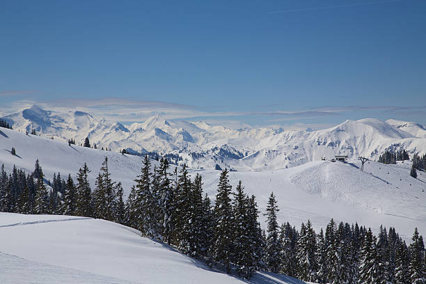 winterliches bergpanorama província de salzburgo - skiurlaub imagens e fotografias de stock