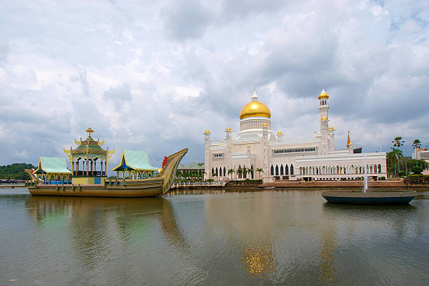 istock Sultan Omar Ali Saifuddin Mosque in Brunei 500364481