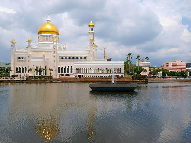 istock Sultan Omar Ali Saifuddin Mosque in Brunei 500364485