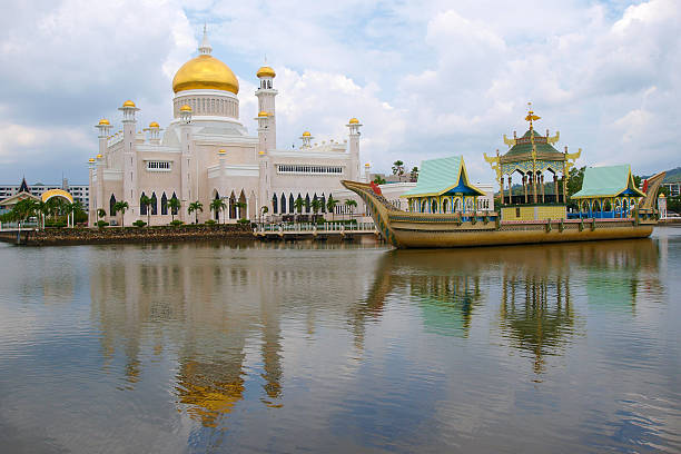 istock Sultan Omar Ali Saifuddin Mosque in Brunei 500364487