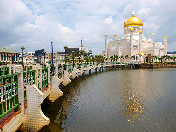 istock Sultan Omar Ali Saifuddin Mosque in Brunei 500364495