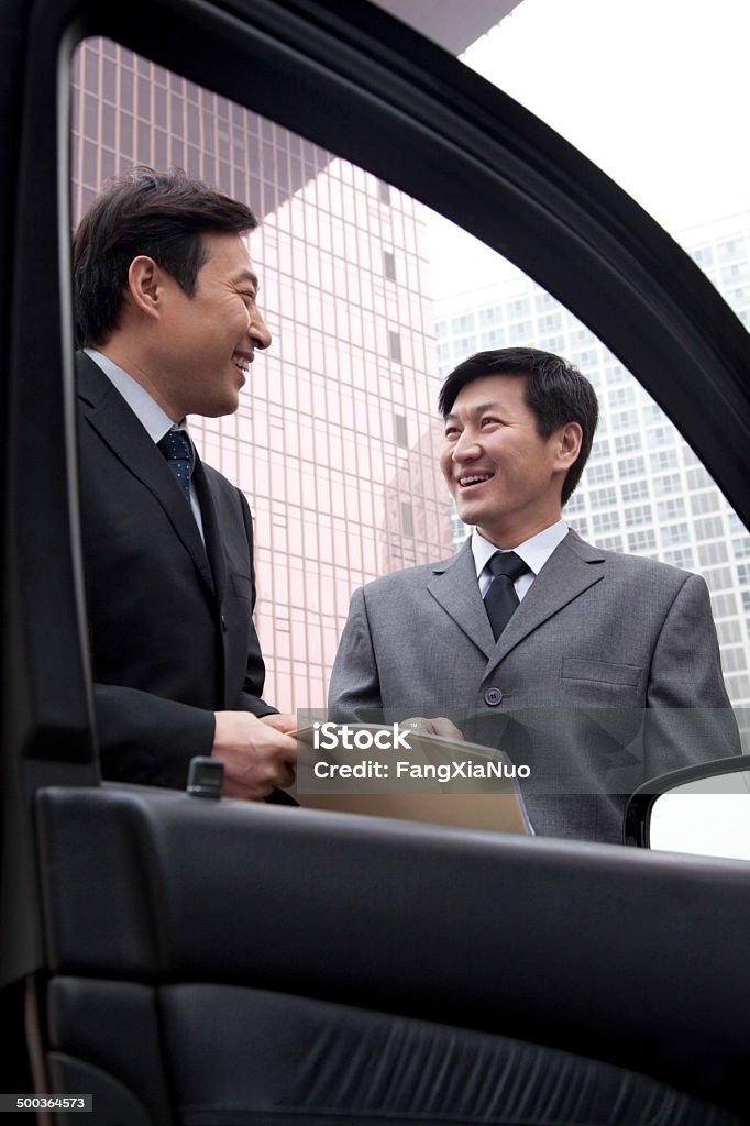 Dos empresarios trabajando al aire libre - Foto de stock de 30-34 años libre de derechos