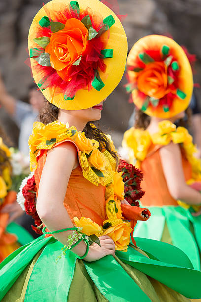 festival de flores na madeira portugal mulheres em desfile - flower parade imagens e fotografias de stock