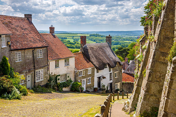 Gold Hill Shaftesbury Dorset Famous view of Picturesque cottages on cobbled street at Gold Hill, Shaftestbury  Dorset England UK Europe shaftesbury england stock pictures, royalty-free photos & images