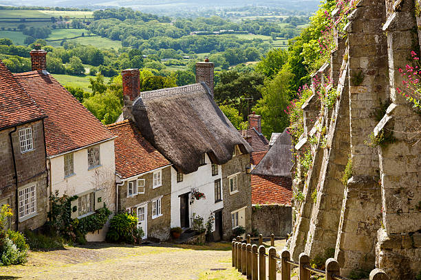 Gold Hill Shaftesbury Dorset Famous view of Picturesque cottages on cobbled street at Gold Hill, Shaftestbury  Dorset England UK Europe shaftesbury england stock pictures, royalty-free photos & images